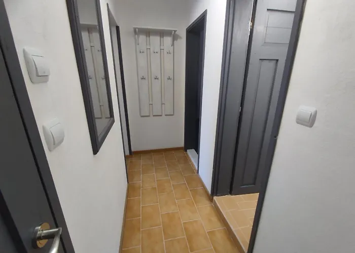 фамилия 100м от морето в *