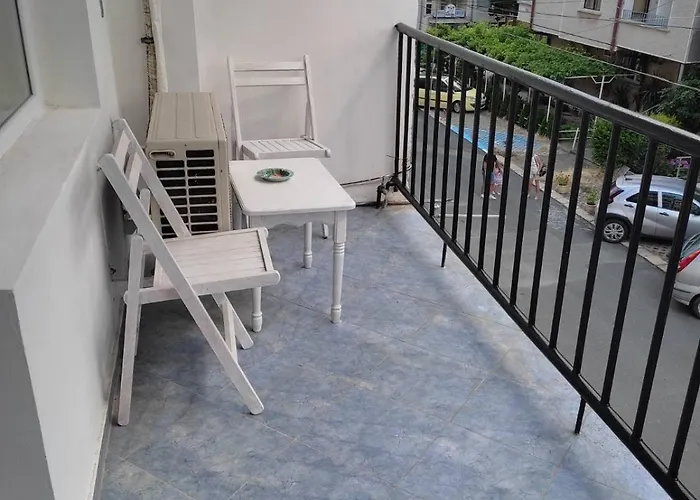 фамилия 100м от морето в