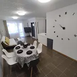 фамилия 100м от морето в Apartmán Ravda