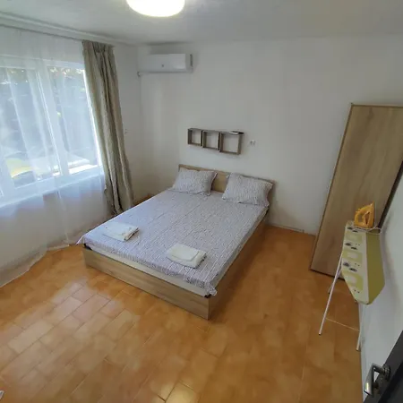 фамилия 100м от морето в