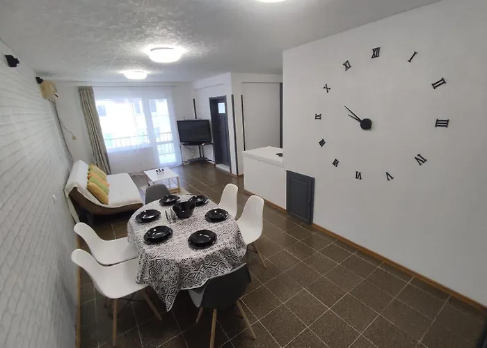 фамилия 100м от морето в Apartamento Ravda